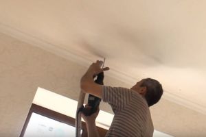 Kako popraviti stropni okvir za zavjese 9