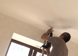 Kako popraviti stropni okvir na strop11