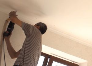 Как да оправя таванския корниз до тавана12