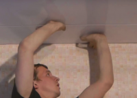 Kako pritrditi stenske obloge na stropu10
