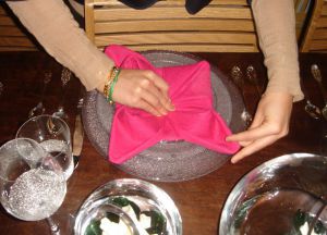 Как да сгъвате салфетки за обслужване на масата 14