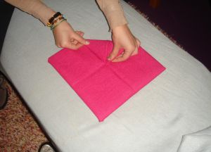 Как да сгъвате салфетки за обслужване на масата 9