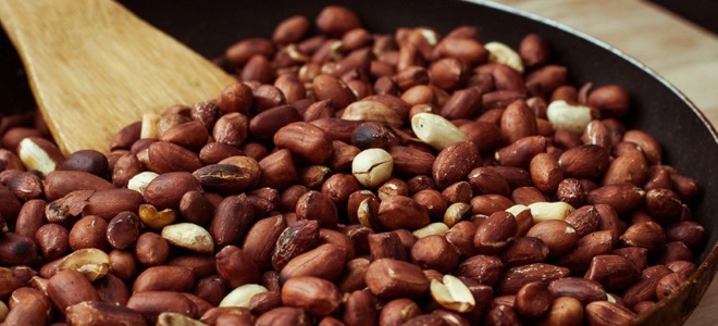 kako pršiti arašide v ponvi