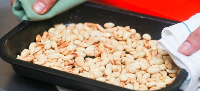 kako pršiti arašide v pečici