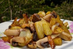 Како укусно пржити кромпир са порчинским печуркама и луком