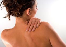 kako se riješiti crvene akne na leđima