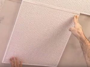 Kako lijepiti stropnu pločicu na neravnom stropu14