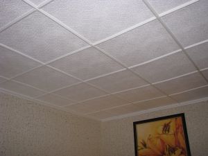 Kako lepiti strop ploščice na neenakomeren strop16