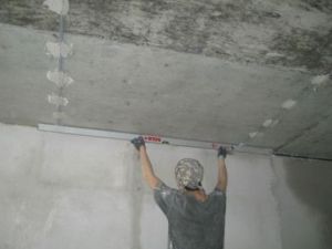 Kako lijepiti stropnu pločicu na neravnom stropu6