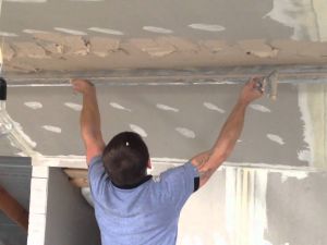 Как да лепирам таван върху неравен таван 9