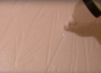 Kako lijepiti stropnu pločicu s vlastitim rukama11