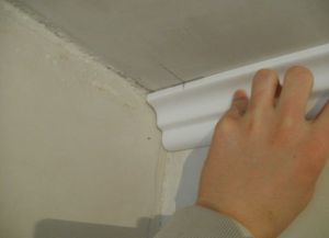 Kako lijepiti podnožje na stropu u uglovima