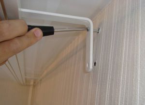 Kako obesiti zaveso za zavese na steni3