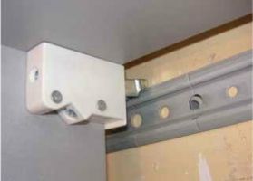 Как да закачите кухненски шкафове на стена от гипсокартон8
