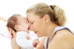 как да помогнете на новородено с колики