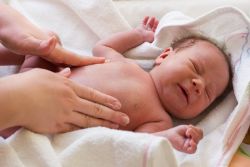 kako lajšati kolike pri novorojenčku