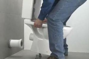 како да инсталирате тоалет са својим рукама 2