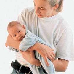Как да носите новородено бебе