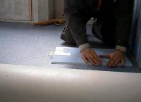 Jak položit linoleum na dřevěnou podlahu24