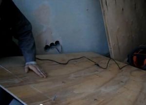 Как да поставите линолеум върху дървен под