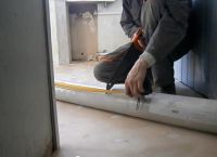 Jak položit linoleum na dřevěnou podlahu7