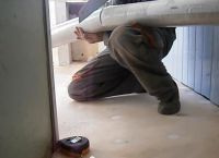 Jak položit linoleum na dřevěnou podlahu8