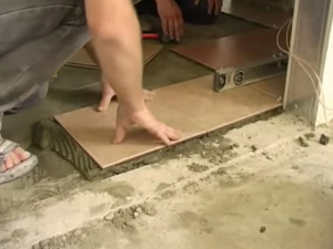 Как да поставите плочки на пода