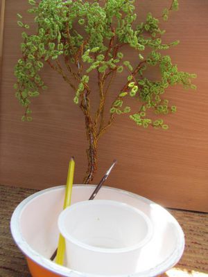 jak zrobić pnia na drzewo z koralików 3