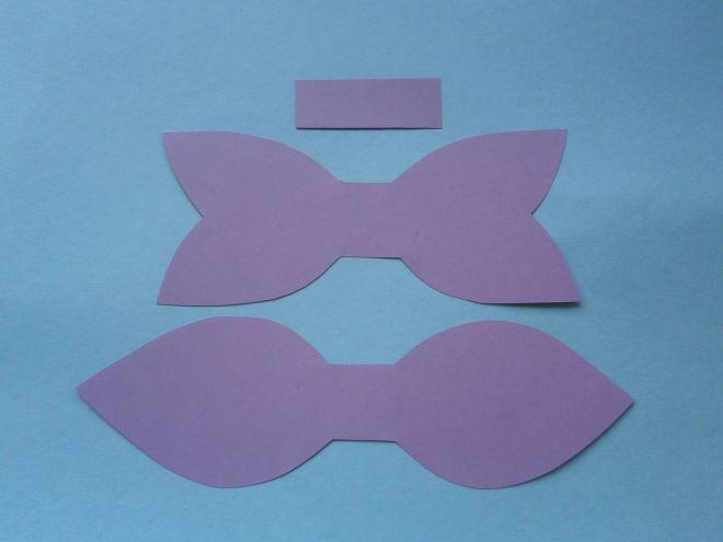 Izrežite podrobnosti o loku lila papirja