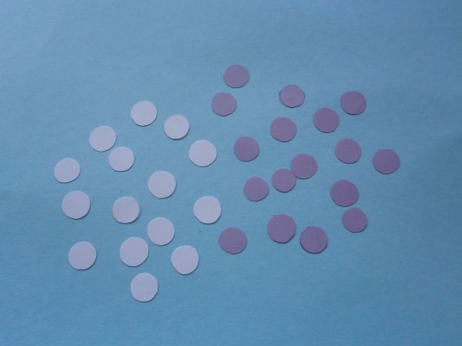 Нарежете кръгчета от бяла и лилава хартия