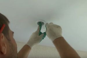 Kako narediti strop plastičnih plošč14