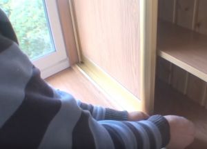 Как да направите дрешник на балкона с ръцете си28