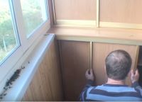 Как да направите гардероб на балкона с ръцете си31