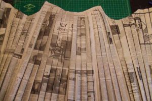 Jak vyrobit šaty z novin31
