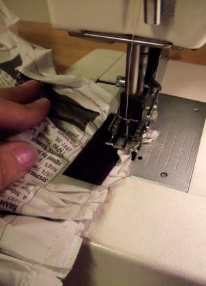 Jak vyrobit šaty z novin50