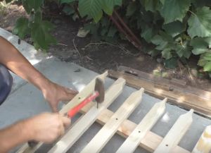Jak udělat plot na chalupě10