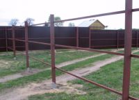 Как да направите ограда от гофрирани 10