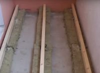 Drewniana podłoga na balkonie z własnymi rękami28