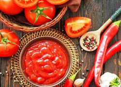 Adzhika z pomidorów z czosnkiem i ostrą papryką