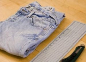 jak vyrobit módní roztrhané džíny 1