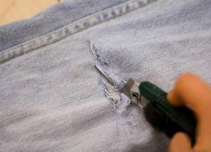 jak vyrobit módní roztrhané džíny 4