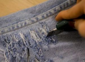 jak vyrobit módní roztrhané džíny 5