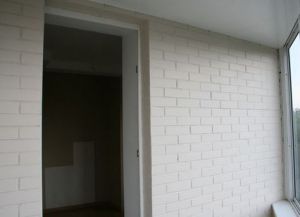Jak pomalować ścianę z cegły na balkonie10
