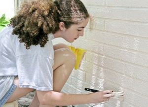 Jak pomalować mur z cegły na balkonie9