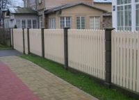 Jak malovat dřevěný plot2