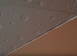 Kako lepiti stropne ploščice15