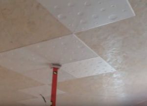 Как да лепим таванните плочи6