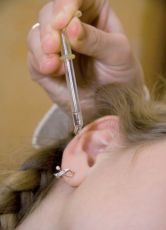 kako kaplja kapljice v ušesu