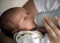 Как да нахраним новородено от бутилка