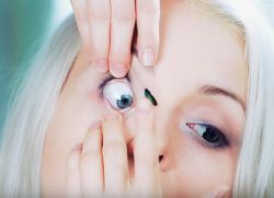 как да поставяте контактни лещи 5